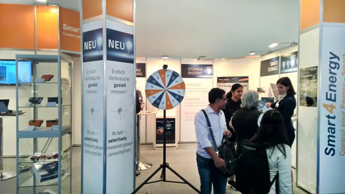 Interessiert begutachten die zahlreichen Messebesucher das neue Smart4Energy Speichersystem