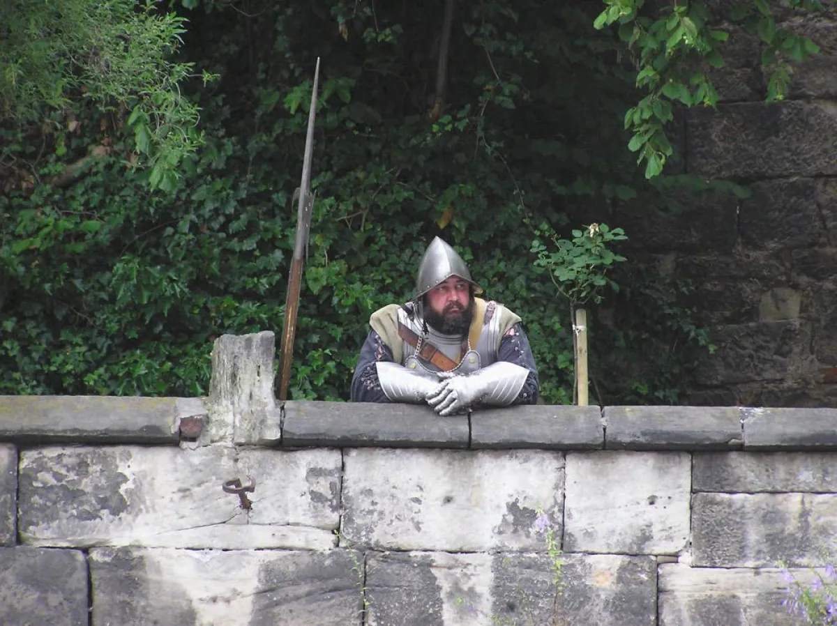 Tourismus- und Veranstaltungsbetrieb  der Stadt Kronach  - Historisches Stadtfest - Einsamer Soldat an der Mauer