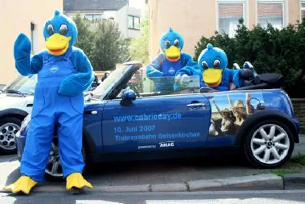 Bild: Cabrio-Aufgalopp auf der Trabrennbahn Gelsenkirchen beim Aral CabrioDay am 10. Juni 2007