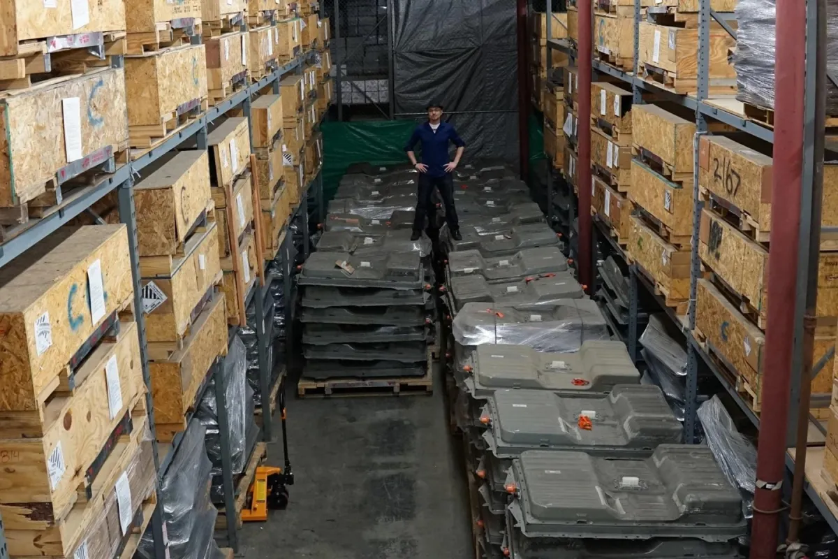 Eric Lundgren steht auf 4.7 MW Nissan Leaf Batterien Lager Foto: Photo: Eric Lundgren