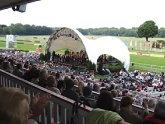 Von Benny Goodman bis Strauß – Hoppegarten Klassik zeigt sich bes(ch)wingt, märchenhaft und klassisch Bild: Von Benny Goodman bis Strauß – Hoppegarten Klassik zeigt sich bes(ch)wingt, märchenhaft und klassisch