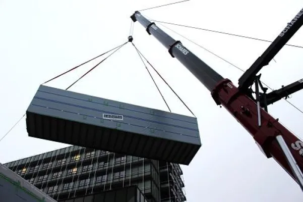 Präzisionsarbeit mit Giganten: Neue OP-Module am Klinikum Lüdenscheid eingetroffen Bild: Präzisionsarbeit mit Giganten: Neue OP-Module am Klinikum Lüdenscheid eingetroffen