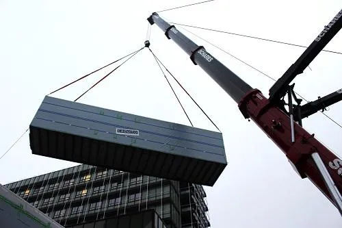 Präzisionsarbeit mit Giganten: Neue OP-Module am Klinikum Lüdenscheid eingetroffen Bild: Präzisionsarbeit mit Giganten: Neue OP-Module am Klinikum Lüdenscheid eingetroffen