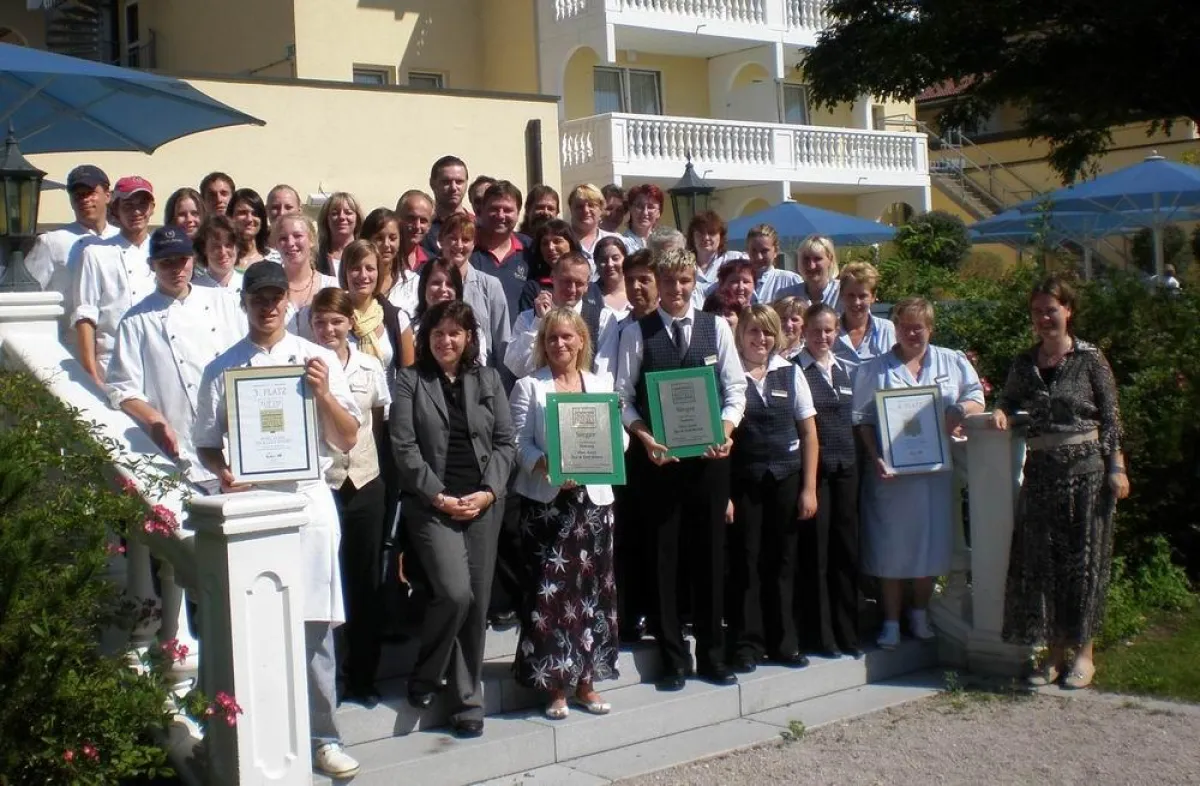Riesenjubel bei den Mitarbeitern !