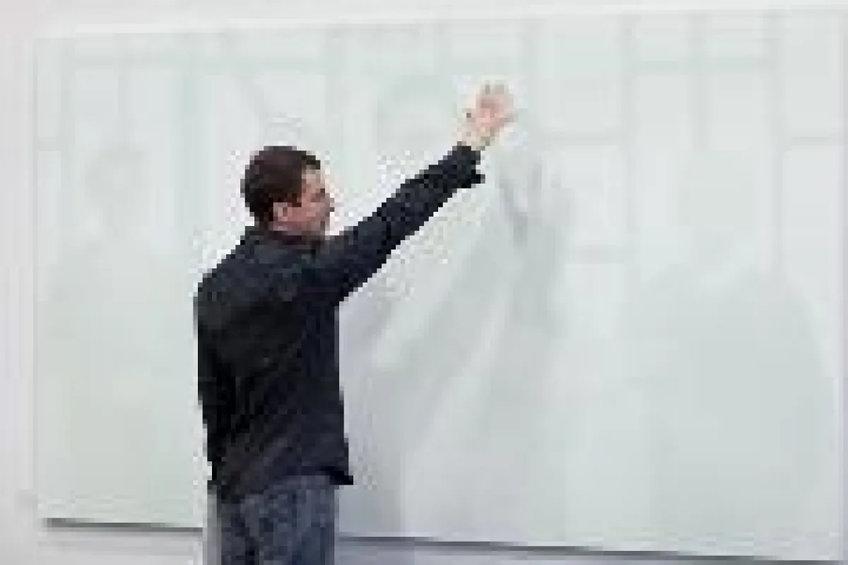 Jörn Grothkopp erklärt den Besuchern in der BBA, wie sein Bild