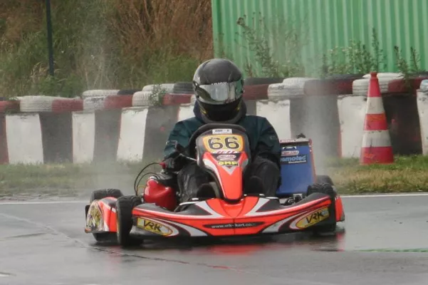 Franziskus Linke mitten im Regenchaos des 4. BB-Challenge Rennens in Templin Bild: Franziskus Linke mitten im Regenchaos des 4. BB-Challenge Rennens in Templin