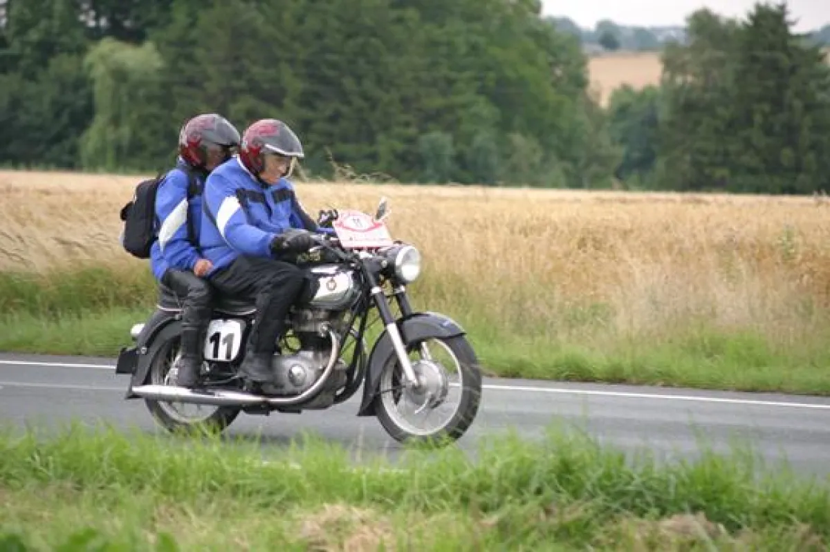 Fahren und genießen: als Motorradfahrer bei der Oldtimerrallye 2000 KM durch Deutschland