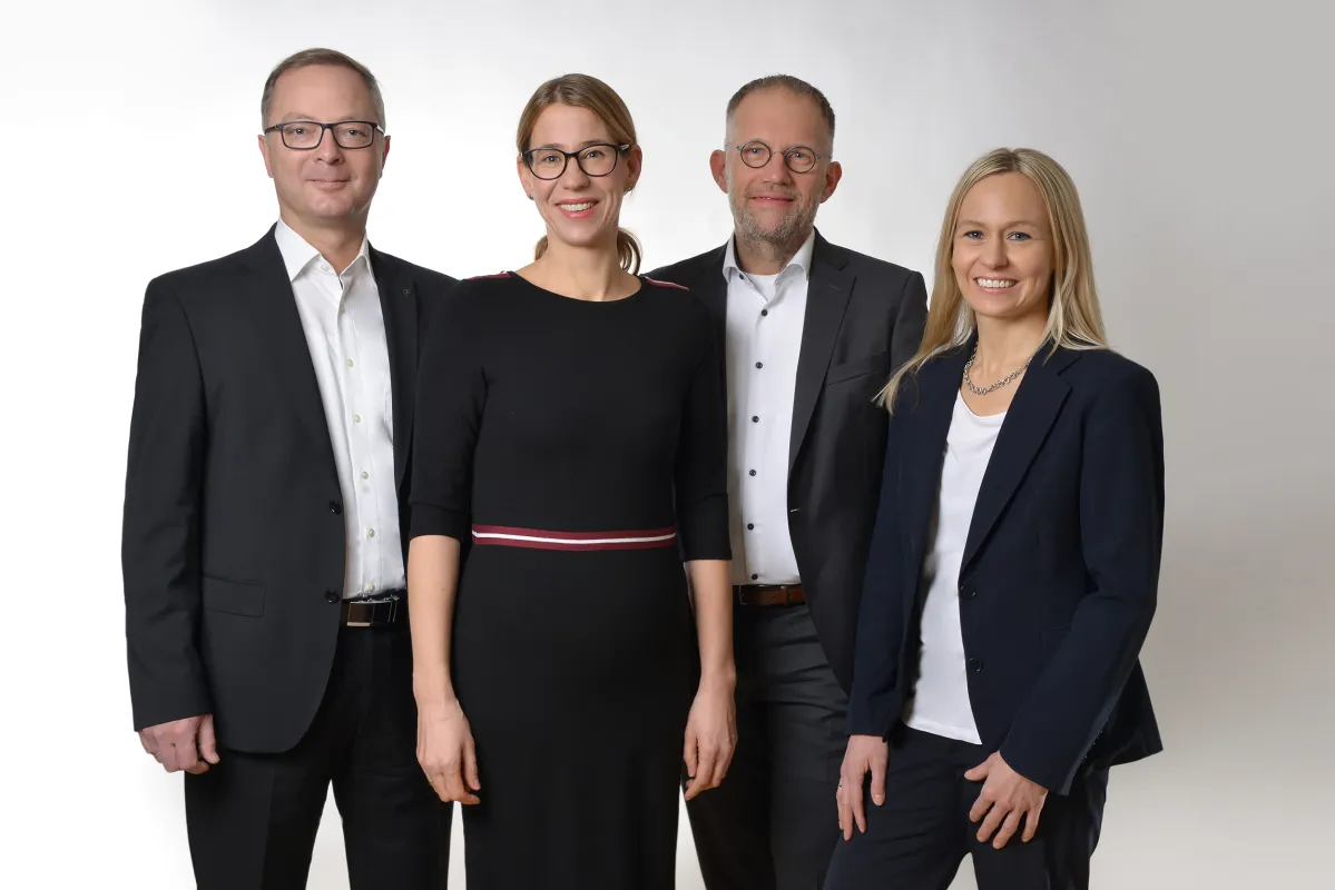 Christian Erlinger (l.), Knut Mersch (2.v.r.) mit Julia Klingspor (2.v.l.) und Verena Schechner (r.) (© COSCOM Computer GmbH)