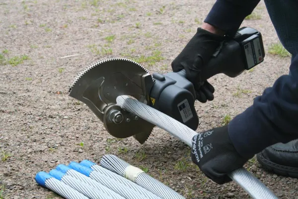 Bild: Besonders handlich und flexibel: Profi-Werkzeuge von HOLGER CLASEN für den Freileitungsbau