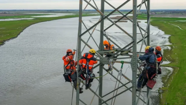 Bild: Strommasten an der Eider demontiert: Hansewerk-Tochter SH Netz und Tennet fliegen Bauteile aus
