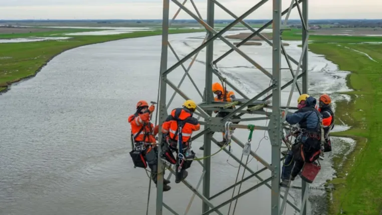 Bild: Strommasten an der Eider demontiert: Hansewerk-Tochter SH Netz und Tennet fliegen Bauteile aus