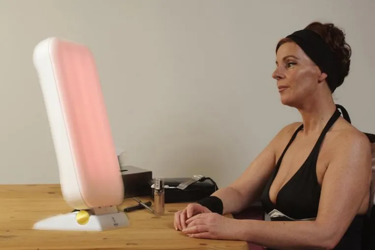 Bild: Anti-Aging mit den Collagen-Lichttherapiegeräten BeautyLite – für eine sichtbar straffere und jüngere Haut