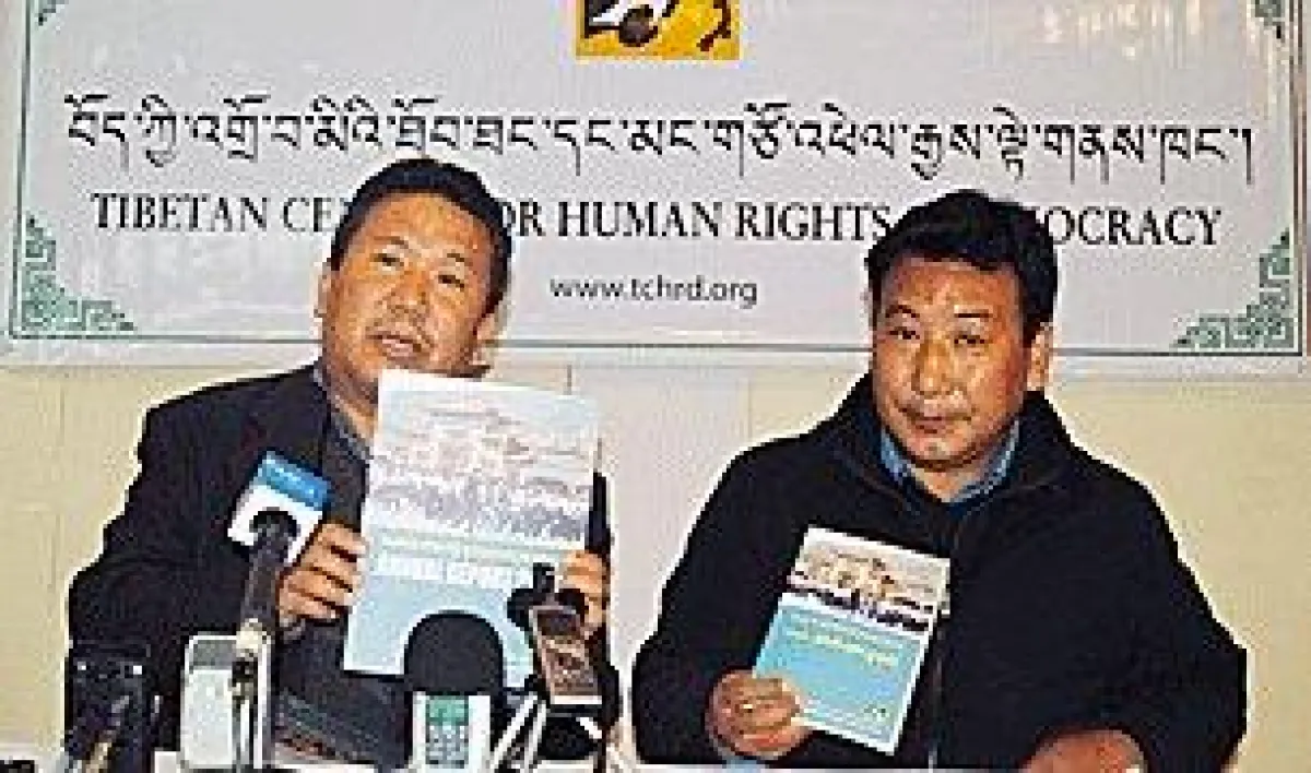 Präsentation des Jahresberichts 2011 durch den Direktor des TCHRD Urgen Tenzin und seinen Stellvertreter Jampa Monlam