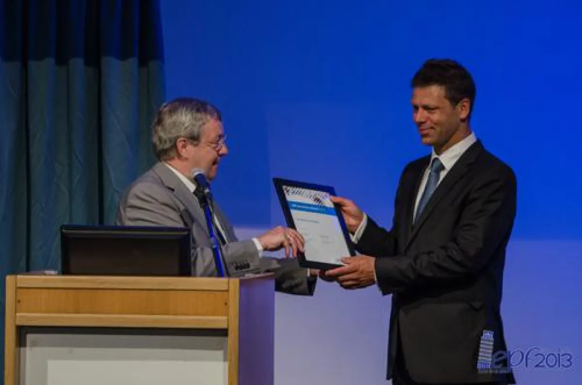 Jacques Joosten vom Dutch Polymer Institute übergibt den DPI Invention Award 2013 an Rob Duchateau