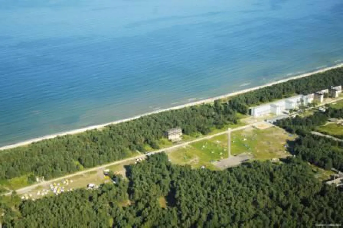 Direkt am Ostseestrand: die Jugendherberge Prora auf Rügen. Bildnachweis: Grabowski/www.luftbildruegen.de