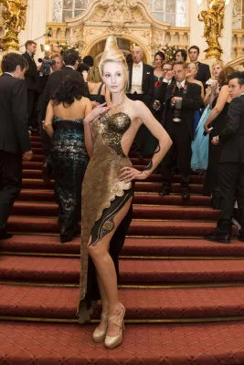 Bild: ardea luh sorgte auch 2014 bei der Opernredoute wieder für tiefe Einblicke