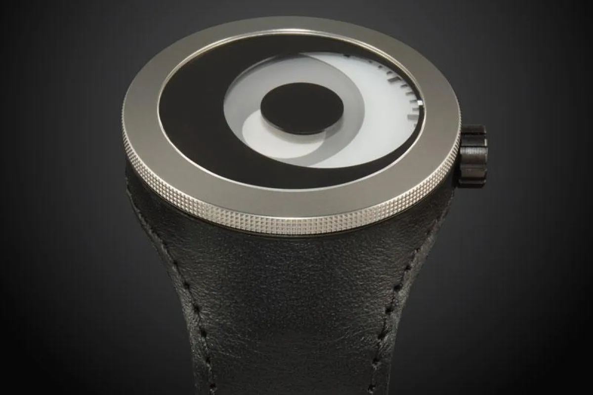 Die BONHOFF IP3.0 bezieht den Träger der Uhr bei der Anzeige der Zeit mit ein.