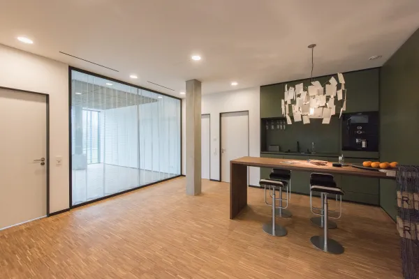 Bild: Visionäre Architektur mit edlem Türendesign: Schwarz eloxierte Aluminiumzargen für Türen und Verglasungen