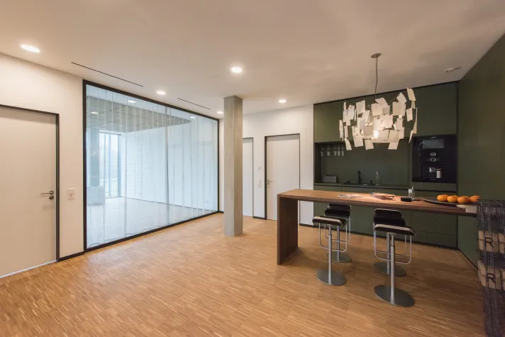 Bild: Visionäre Architektur mit edlem Türendesign: Schwarz eloxierte Aluminiumzargen für Türen und Verglasungen