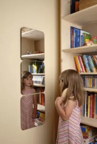 Bild: Erster bruchsicherer Spiegel verhindert Schnittverletzungen bei Kindern