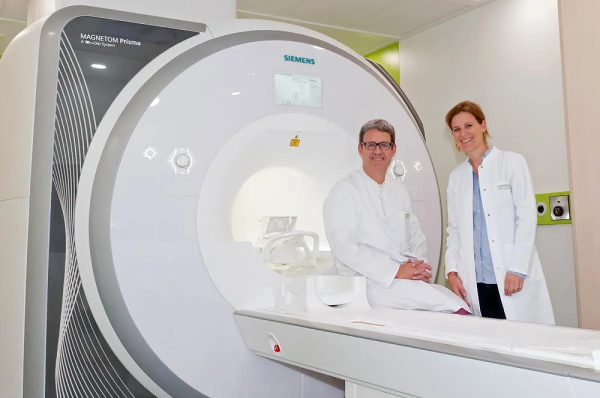 Institutsdirektor Prof. Dr. Werner Weber und Oberärztin Dr. Annika Kowoll.