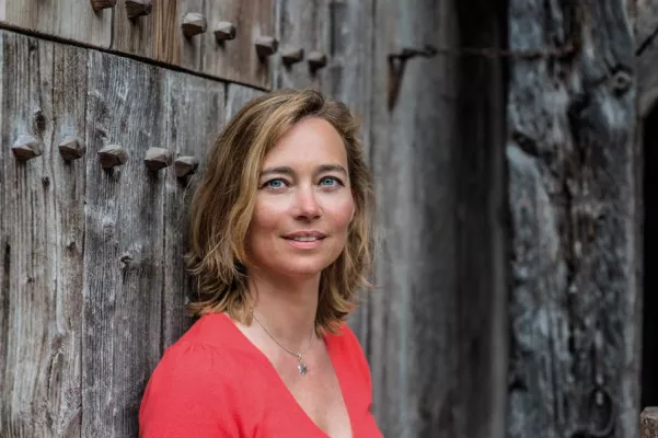 Bild: Birgit Lutz mit der Neuerscheinung „Heute gehen wir Wale fangen...“ im Literaturhotel Sonnenburg am Arlberg