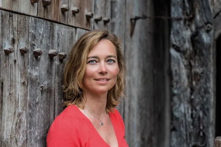 Bild: Birgit Lutz mit der Neuerscheinung „Heute gehen wir Wale fangen...“ im Literaturhotel Sonnenburg am Arlberg