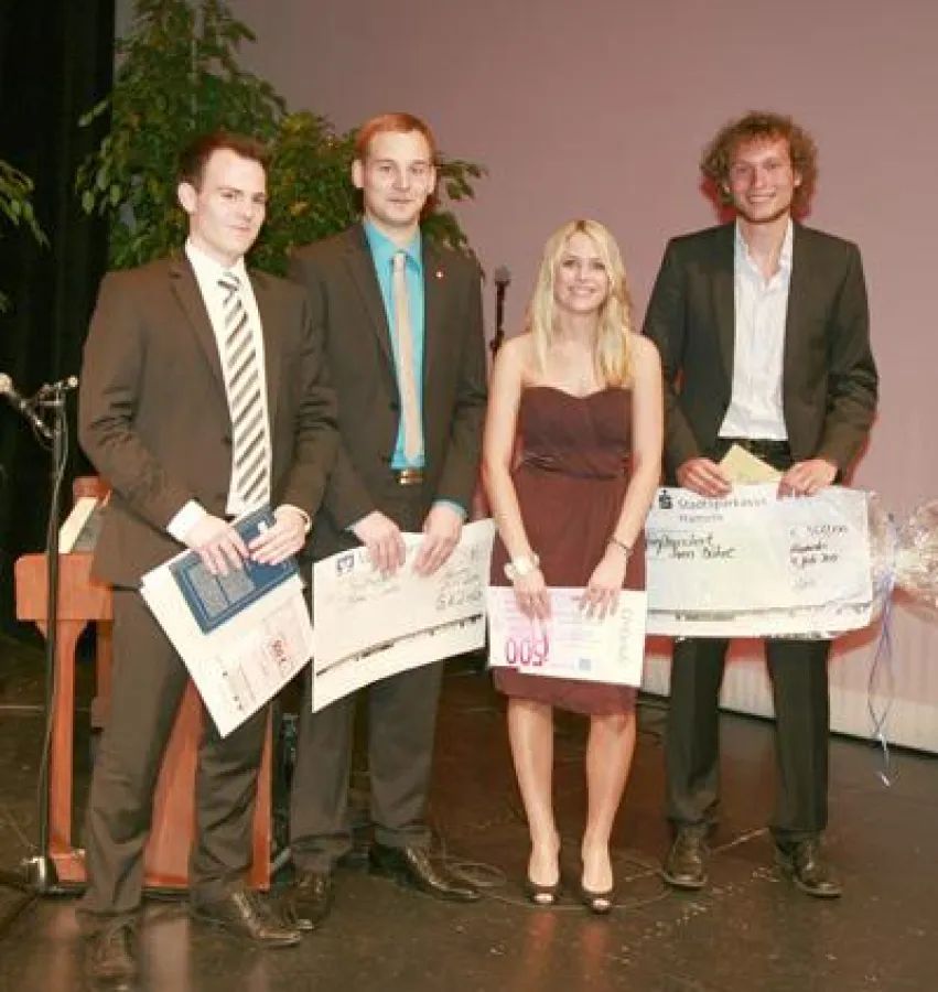 Für besondere Leistungen ausgezeichnet (v.l.n.r.): Malte Hufenbach, Thomas Dulle, Corinna Hormann und Sven Bähre