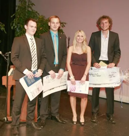 Bild: Die ersten Absolventen der Hochschule Weserbergland feierlich verabschiedet