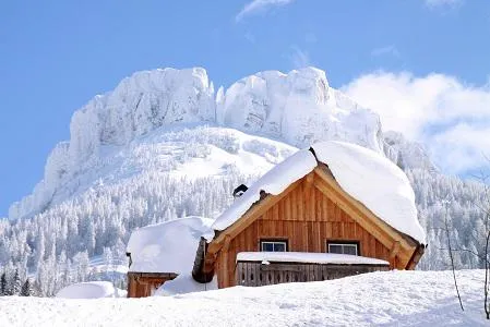 Bild: Skifahrer finden bei Belvilla exklusive Ferienhäuser direkt an Piste und Lift