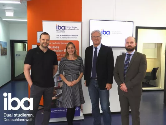 Bild: Darmstadts OB Jochen Partsch besucht Vorlesung zum Thema ‚Führungs- und Leitungsverständnis‘!