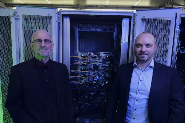 Bild: Rechenpower für KI: Die HSBI bietet Forschenden und Studierenden mit „yourAI“ eine leistungsfähige IT-Infrastruktur