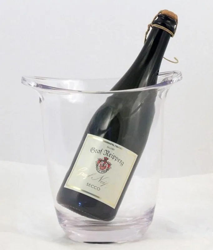 Auch ein formschöner Sektkühler gehört zum Angebot