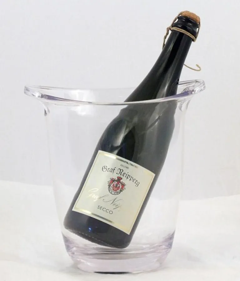 Auch ein formschöner Sektkühler gehört zum Angebot