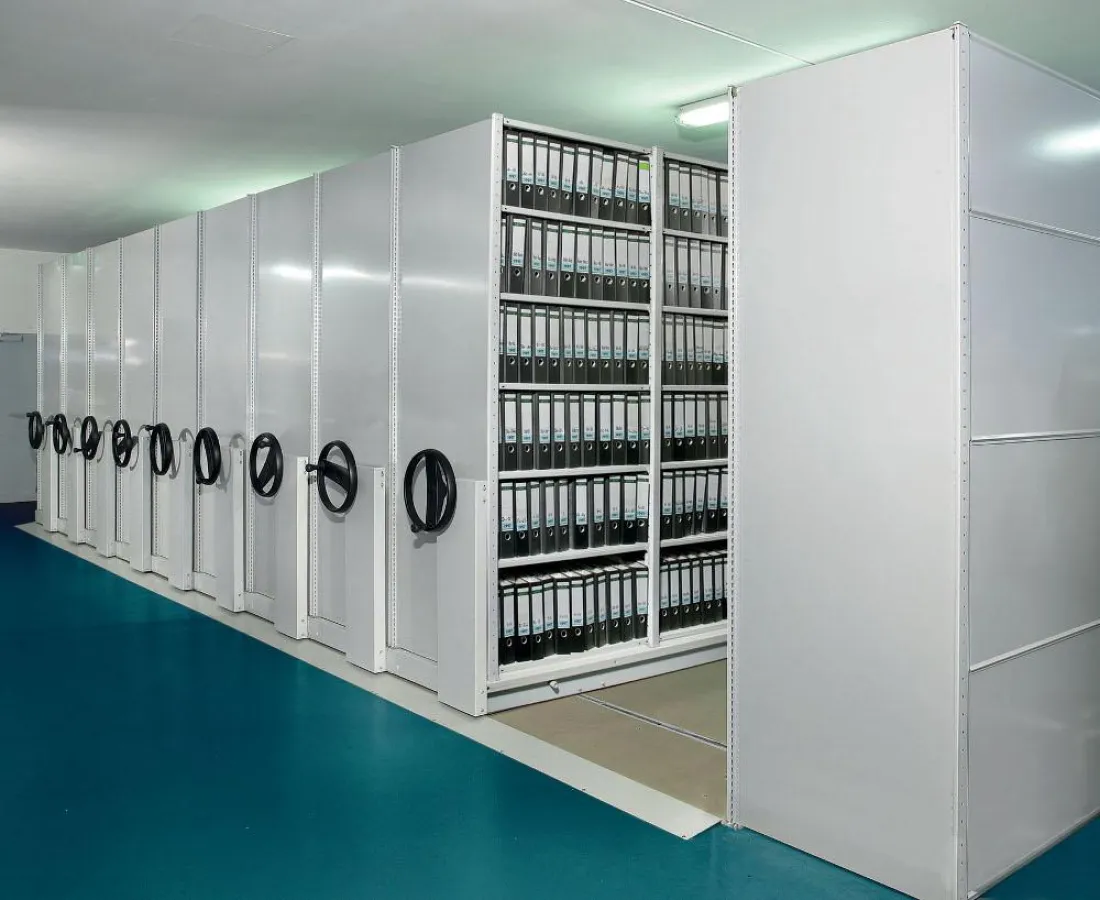 Das manuell verfahrbare META MULTIBLOC® Fachbodenregal wird unter anderem in Archiven eingesetzt.