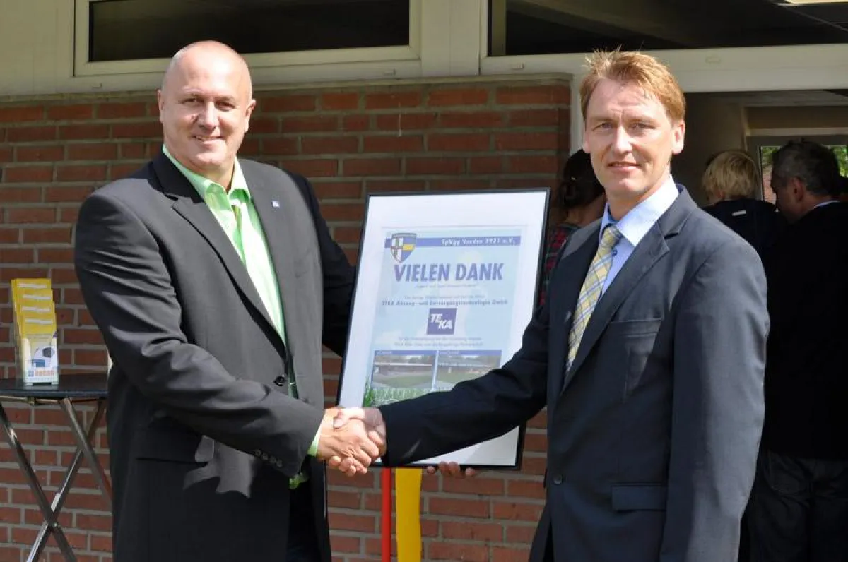 Christian Bengfort (r.), zweiter Vorsitzender der SpVgg, bedankt sich bei Erwin Telöken (TEKA).