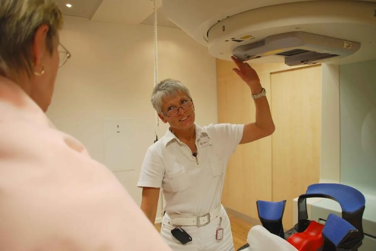 Strahlen-Ärztin Dr. Linde-Stoltenberg erklärt Monika Walter das Bestrahlungsgerät