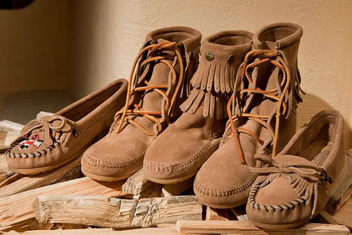 Jetzt auch in Taupe: Original Wildleder-Mokassins, Boots und Fransen-Stiefel von Minnetonka (Foto: C. Nielinger)