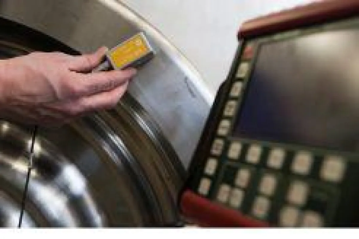 Ultraschallprüfung an einem Eisenbahnrad