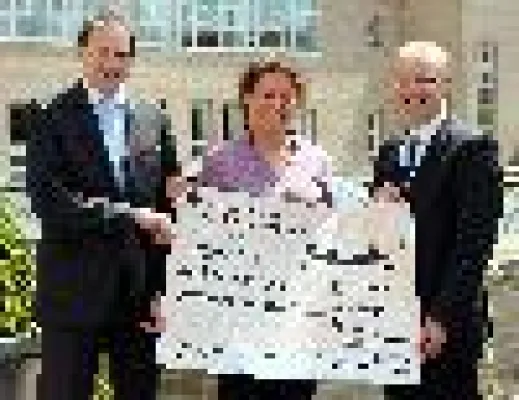 Bild: Stiftung Kreissparkasse spendet 1.000 Euro für Opernprojekt