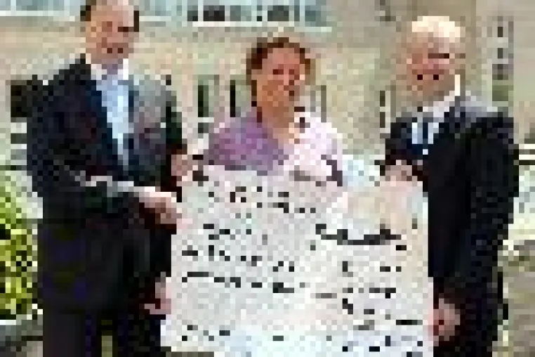 Bild: Stiftung Kreissparkasse spendet 1.000 Euro für Opernprojekt