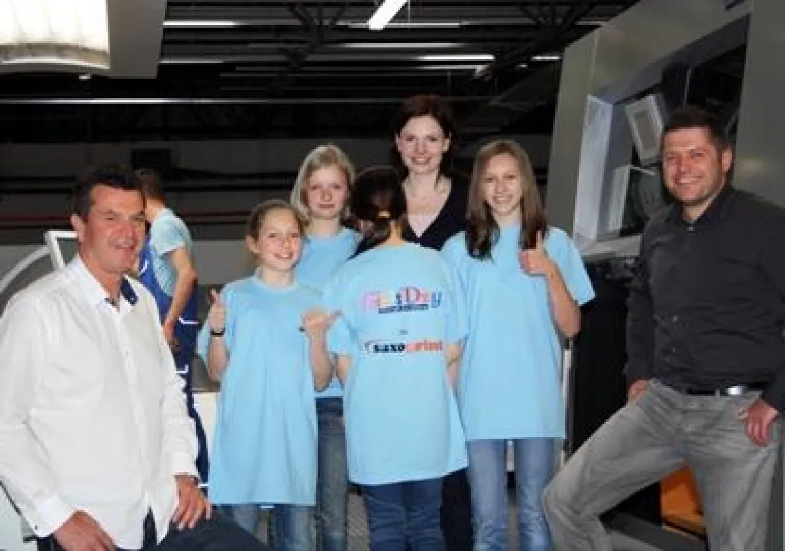 Die Saxoprint Girls mit Geschäftsführer Klaus Sauer, Personalleiterin Anja Hofmann und Fertigungslei