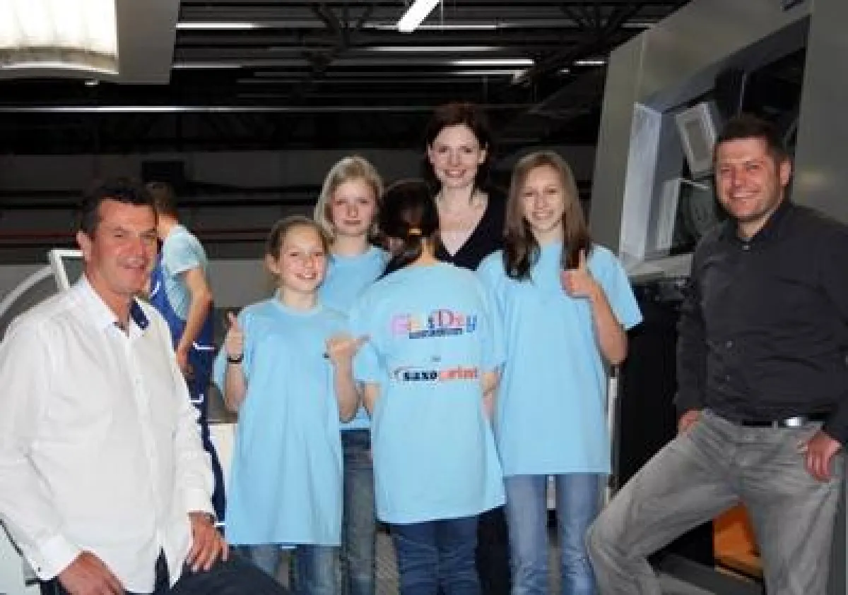 Die Saxoprint Girls mit Geschäftsführer Klaus Sauer, Personalleiterin Anja Hofmann und Fertigungslei