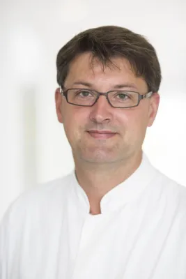 Bild: UKL-Infektiologe gibt Lehrbuch heraus: Neues Standardwerk zur Gastroenterologischen Infektiologie