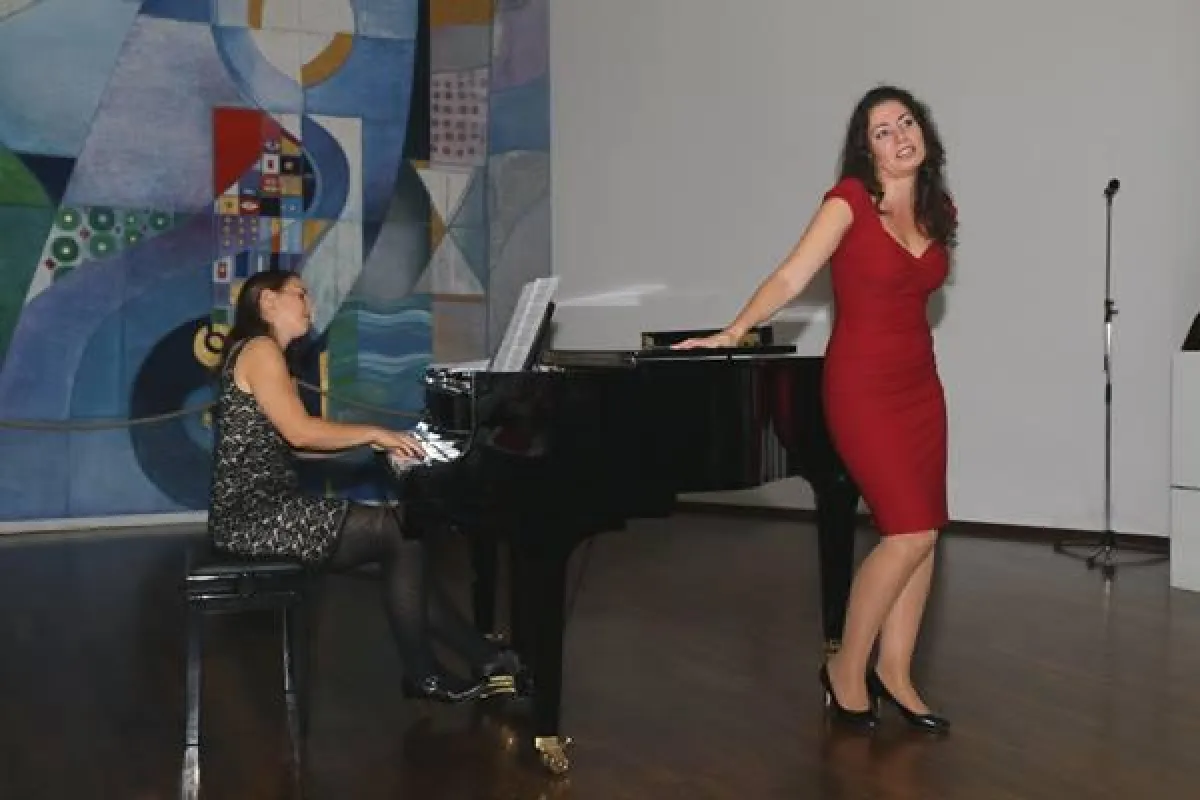 Felicitas Brunke und Freya Jung am Klavier beeindruckten beeindruckten mit Chancons aus aller Welt