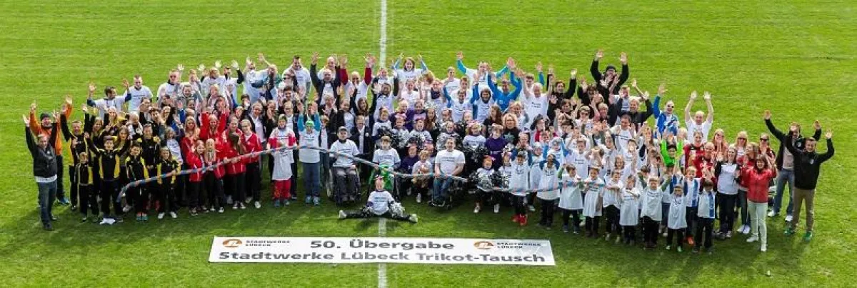 Rund 200 Sportler aus 20 Mannschaften bei der ?50. Jubiläums-Übergabe? auf der Lohmühle