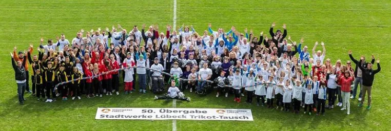Jubiläum beim Stadtwerke Lübeck Trikot-Tausch Bild: Jubiläum beim Stadtwerke Lübeck Trikot-Tausch