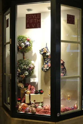 Bild: Festlicher Blickfang in der Frankfurter City: Style Fifth Avenue-Store in weihnachtlichem Glanz