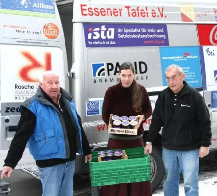 Bild: Kochbuchautorin spendet Feinkost für Sozialschwache.