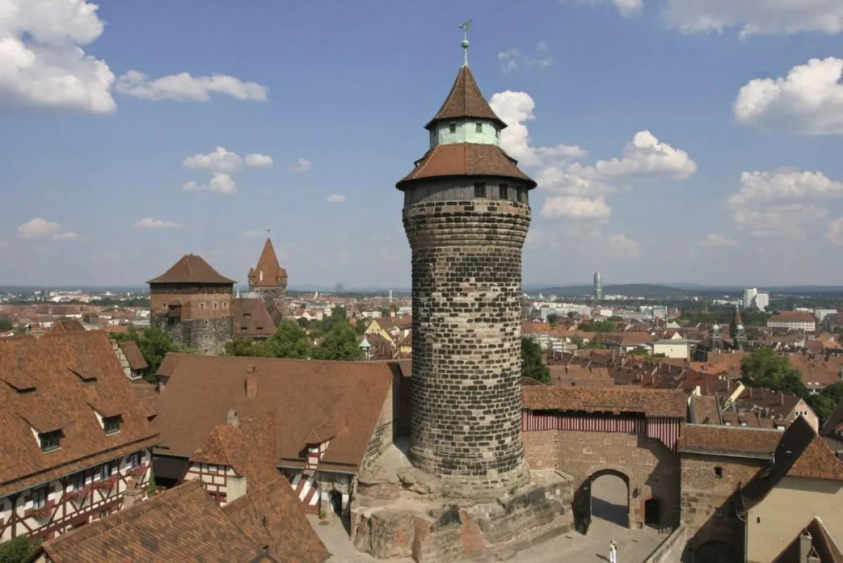 Blick über Nürnberg mit Kaiserburg und im Hintergrund der Businesstower (Foto: Uli Kowatsch/CTZ-Nürn